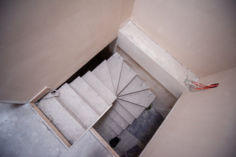 Een afbeelding van een fraai geschilderde trappenhal, illustrerend het proces van het schilderen van de trappenhal voor een vernieuwde uitstraling van het interieur.