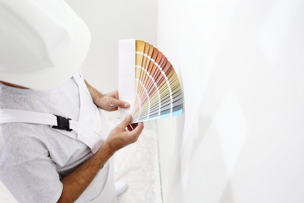 Een afbeelding van een trapgat met fris geschilderde muren in een kleur naar keuze, illustrerend het proces van het schilderen van een trapgat voor een vernieuwde uitstraling.