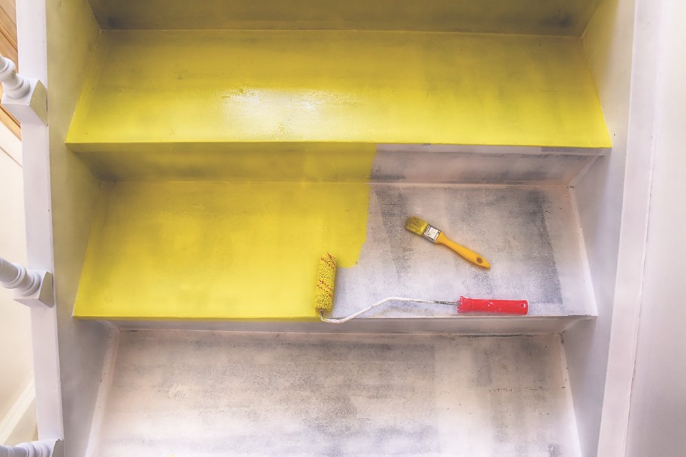 Een afbeelding van fraai geschilderde traptreden, illustrerend het proces van het schilderen van traptreden voor een vernieuwde uitstraling van het interieur.