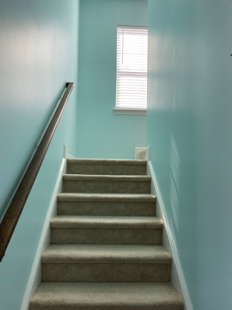Een afbeelding van een trapgat waarvan de muren zijn gestuct en glad afgewerkt, illustrerend het proces van het stucen van een trapgat voor een strakke en naadloze afwerking.